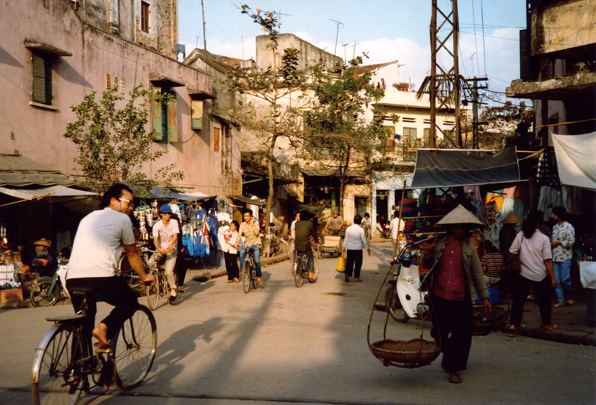Phố Ngõ Gạch nhìn từ ngã tư Ngõ Gạch - Hàng Đường.