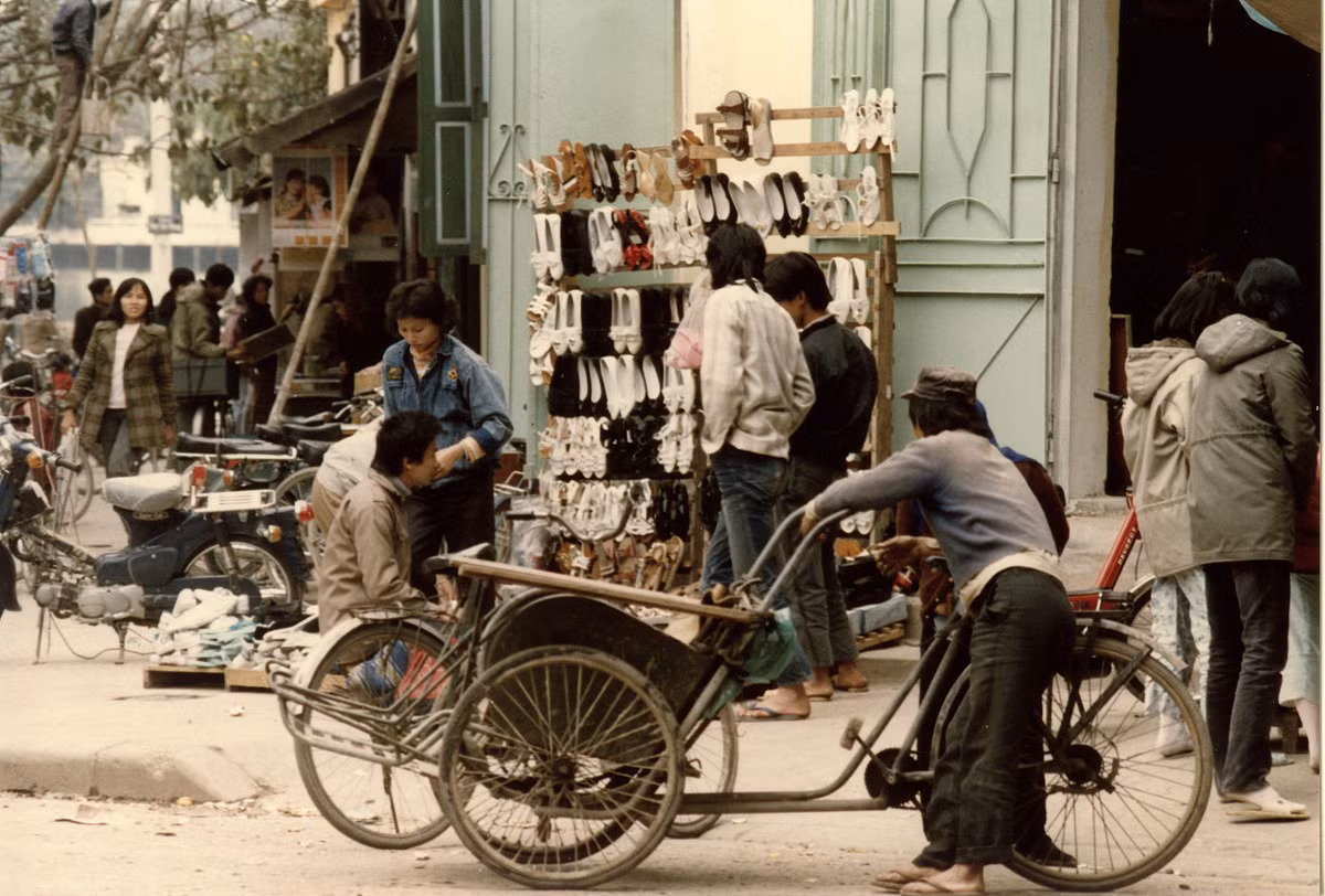 Xích lô là phương tiện đi lại bình dân của người Hà Nội năm 1990.