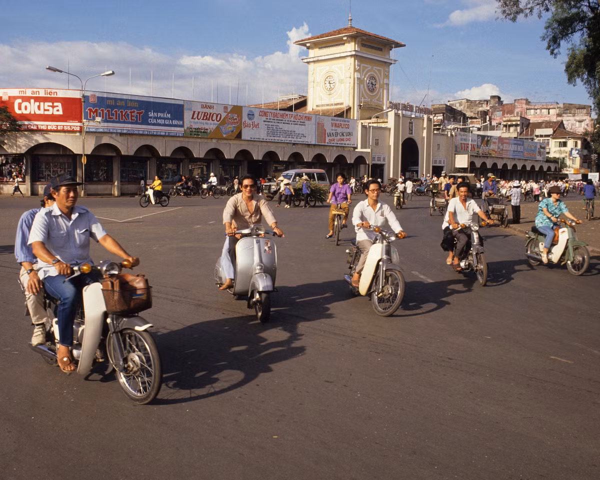 Bên ngoài chợ Bến Thành.
