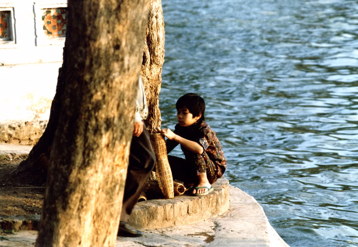 "Ngư dân nhí" sửa soạn đồ nghề bẫy cá.