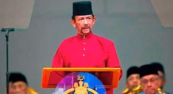 Vị trí thứ 2: Vua Hassanal Bolkiah - Brunei kiếm được nhiều tiền nhờ ngành công nghiệp dầu khí với giá trị tài sản ròng ước tính 20 tỷ USD. Ông sống tại cung điện lớn nhất thế giới và sở hữu bộ sưu tập hơn 600 chiếc xe Rolls-Royce.