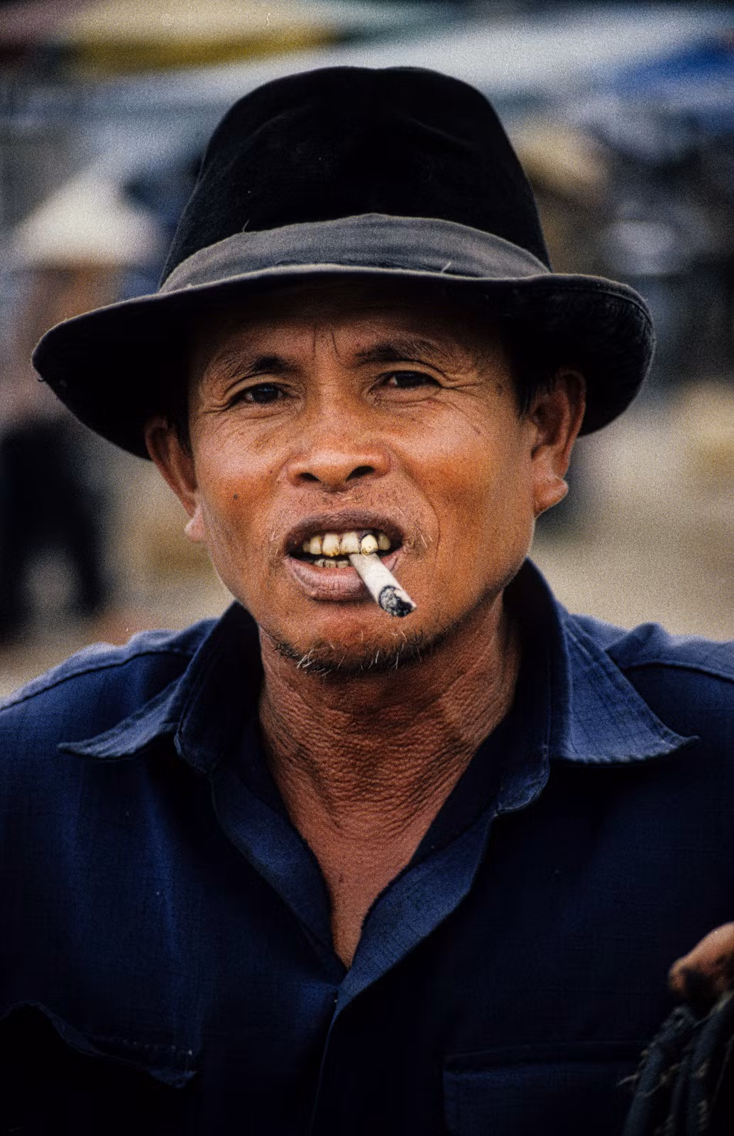 Chân dung người đàn ông trên đường phố Huế.