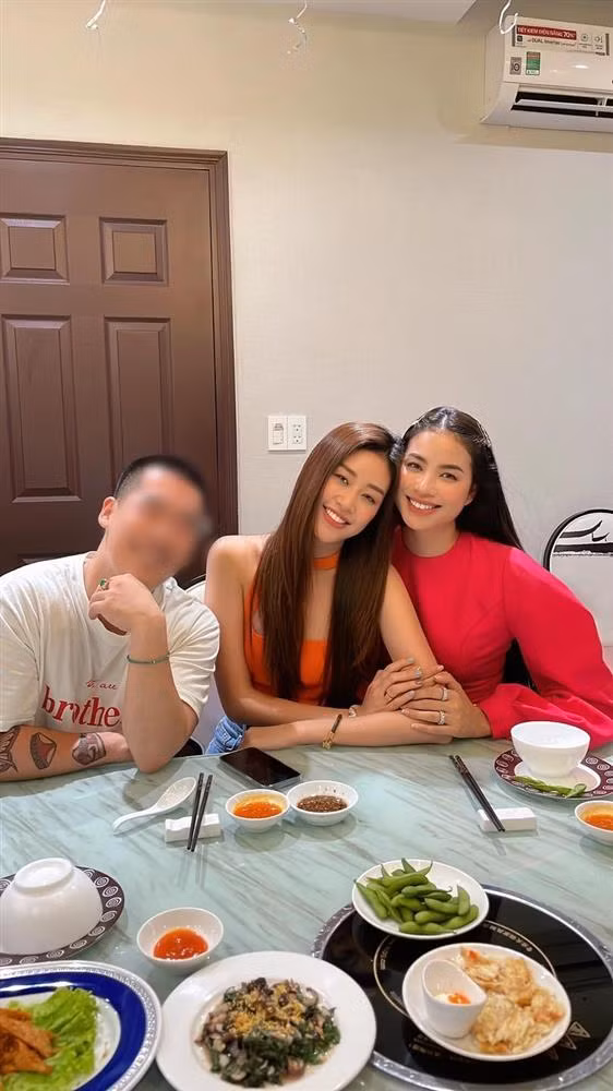 Cả hai lên đồ thoải mái, không trang điểm gì nhiều nhưng vẫn khoe được nhan sắc rực rỡ.