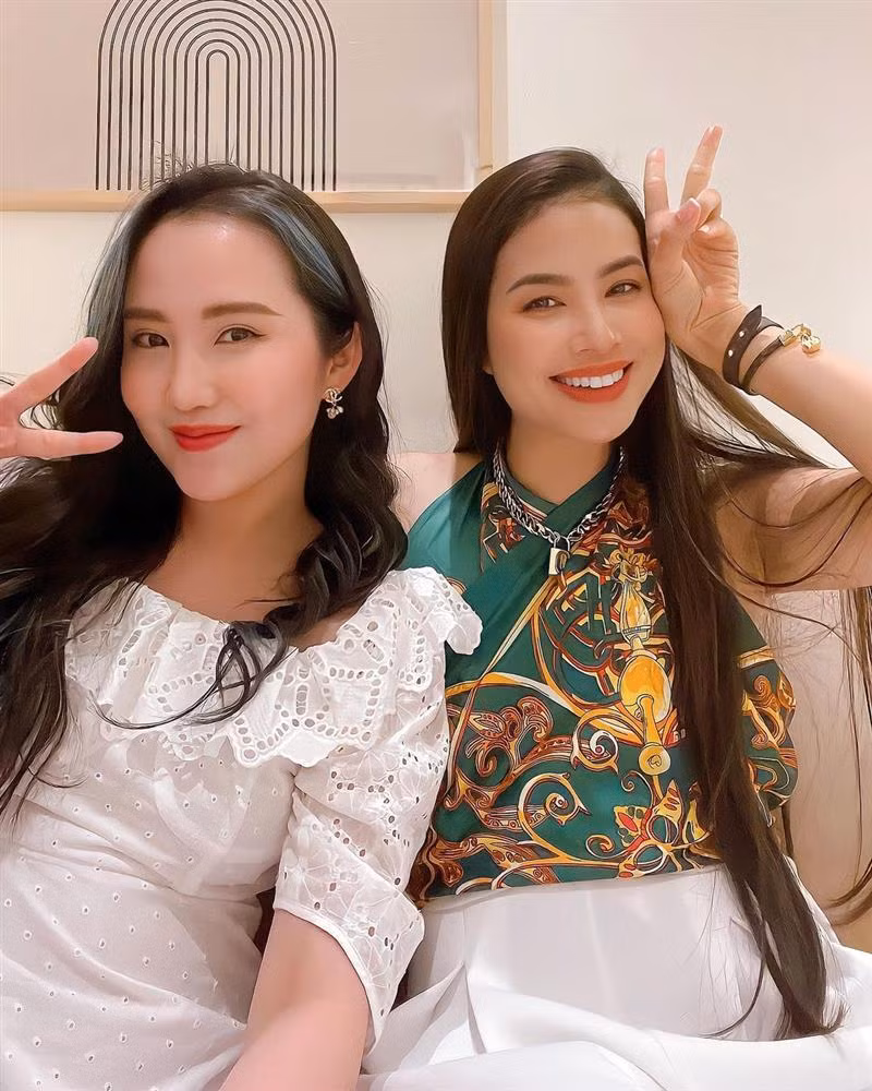 Được biết cả hai là chị em thân thiết với nhau. Thời điểm Phạm Hương dự thi Hoa hậu Hoàn vũ ở Mỹ, đích thân Primmy Trương còn không ngần ngại khoảng cách địa lý để sang Mỹ cổ vũ cho Phạm Hương. Bởi thế nên trong lần về thăm Việt Nam này, Phạm Hương đã sang thăm bà xã Phan Thành.