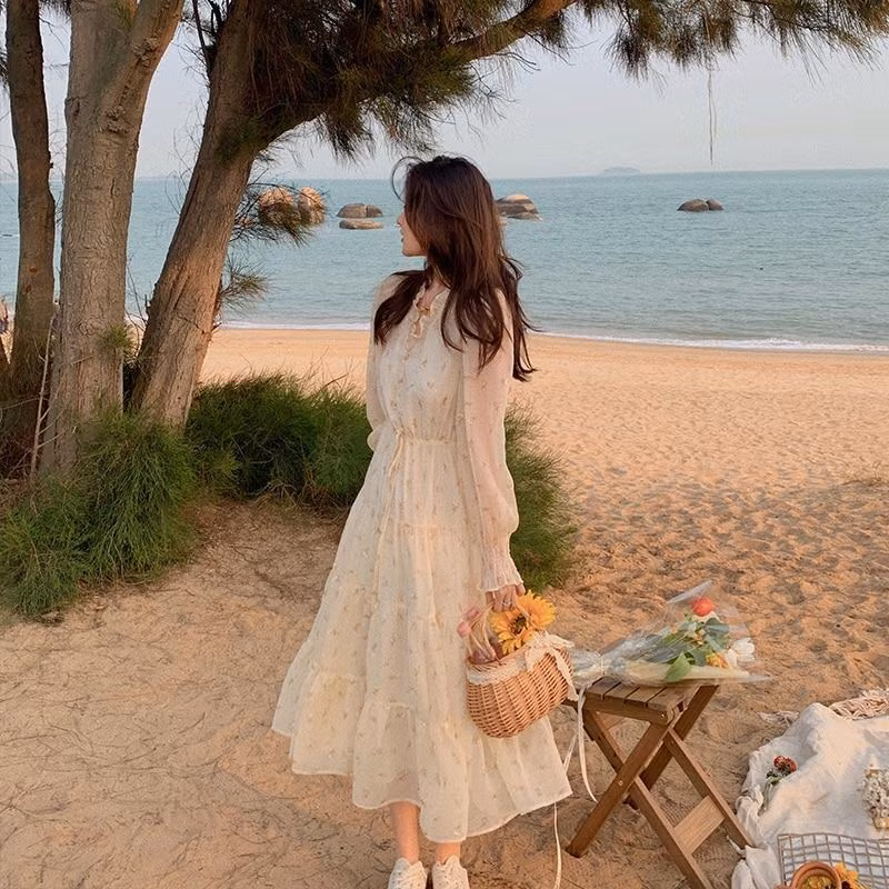 Thieu nu Trung Quoc xinh dep dien vay canh chuon di bien-Hinh-6
