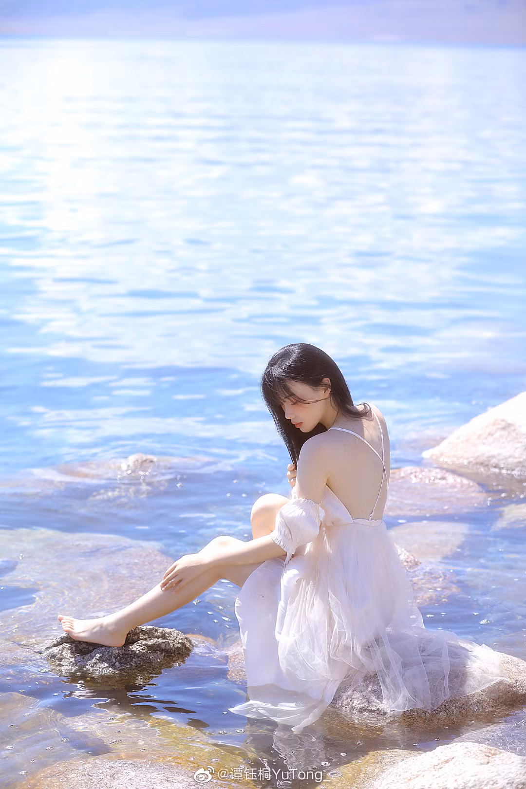 Thieu nu Trung Quoc xinh dep dien vay canh chuon di bien-Hinh-2
