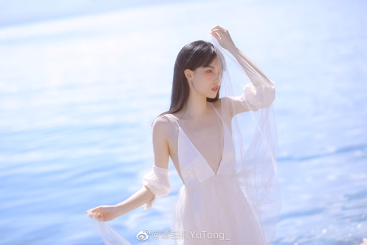 Thieu nu Trung Quoc xinh dep dien vay canh chuon di bien