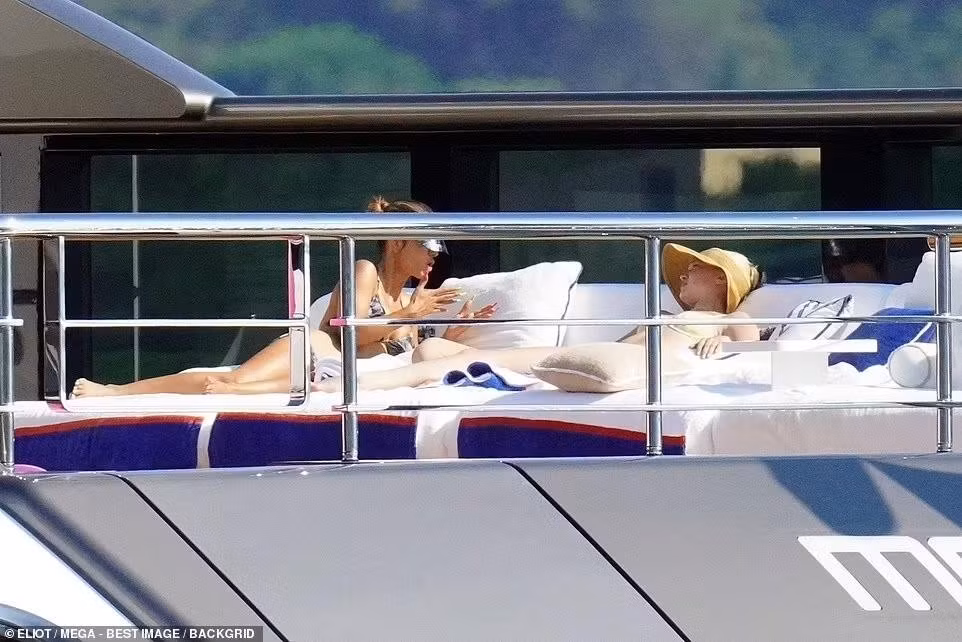 Gigi Hadid di choi cung gia dinh Beckham, khoe dang sieu mau nuot na voi bikini be xiu-Hinh-4