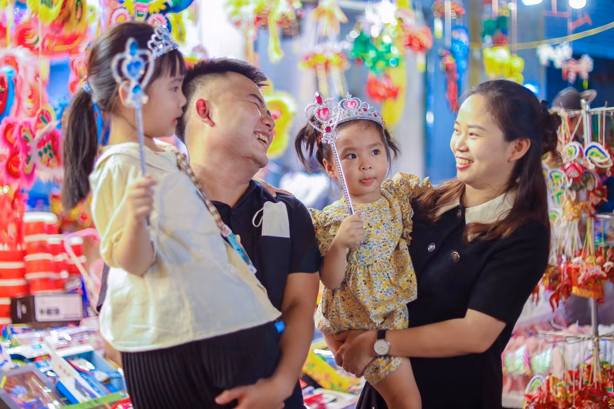 Nhiều bậc phụ huynh đã chọn địa điểm thú vị này làm nơi vui chơi cho các con em. “Hàng Mã là nơi bán rất nhiều loại đồ chơi đa dạng và đầy màu sắc. Mình thật sự muốn con được khám phá và chụp lưu giữ những khoảnh khắc đáng yêu của con”, chị An (Quận Cầu Giấy) chia sẻ.
