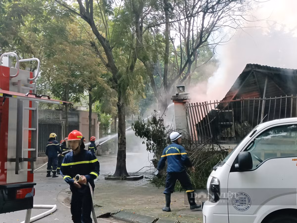 Đang cháy lớn tại xưởng nhựa ở Khu đô thị Pháp Vân, Hà Nội - Hình 5 Dang chay lon tai xuong nhua o Khu do thi Phap Van, Ha Noi-Hinh-5