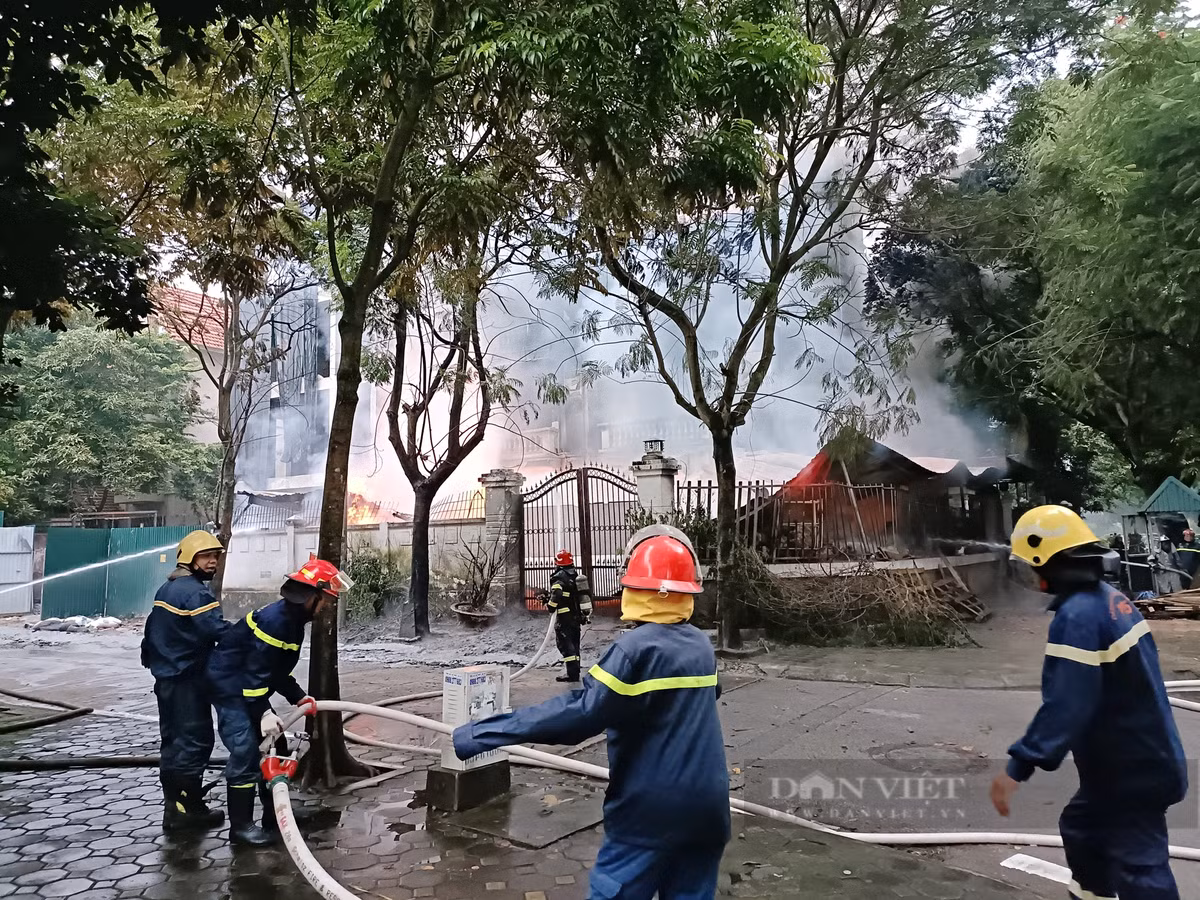 Đang cháy lớn tại xưởng nhựa ở Khu đô thị Pháp Vân, Hà Nội - Hình 6 Dang chay lon tai xuong nhua o Khu do thi Phap Van, Ha Noi-Hinh-6