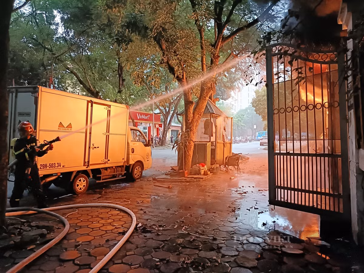 Đang cháy lớn tại xưởng nhựa ở Khu đô thị Pháp Vân, Hà Nội - Hình 4 Dang chay lon tai xuong nhua o Khu do thi Phap Van, Ha Noi-Hinh-4