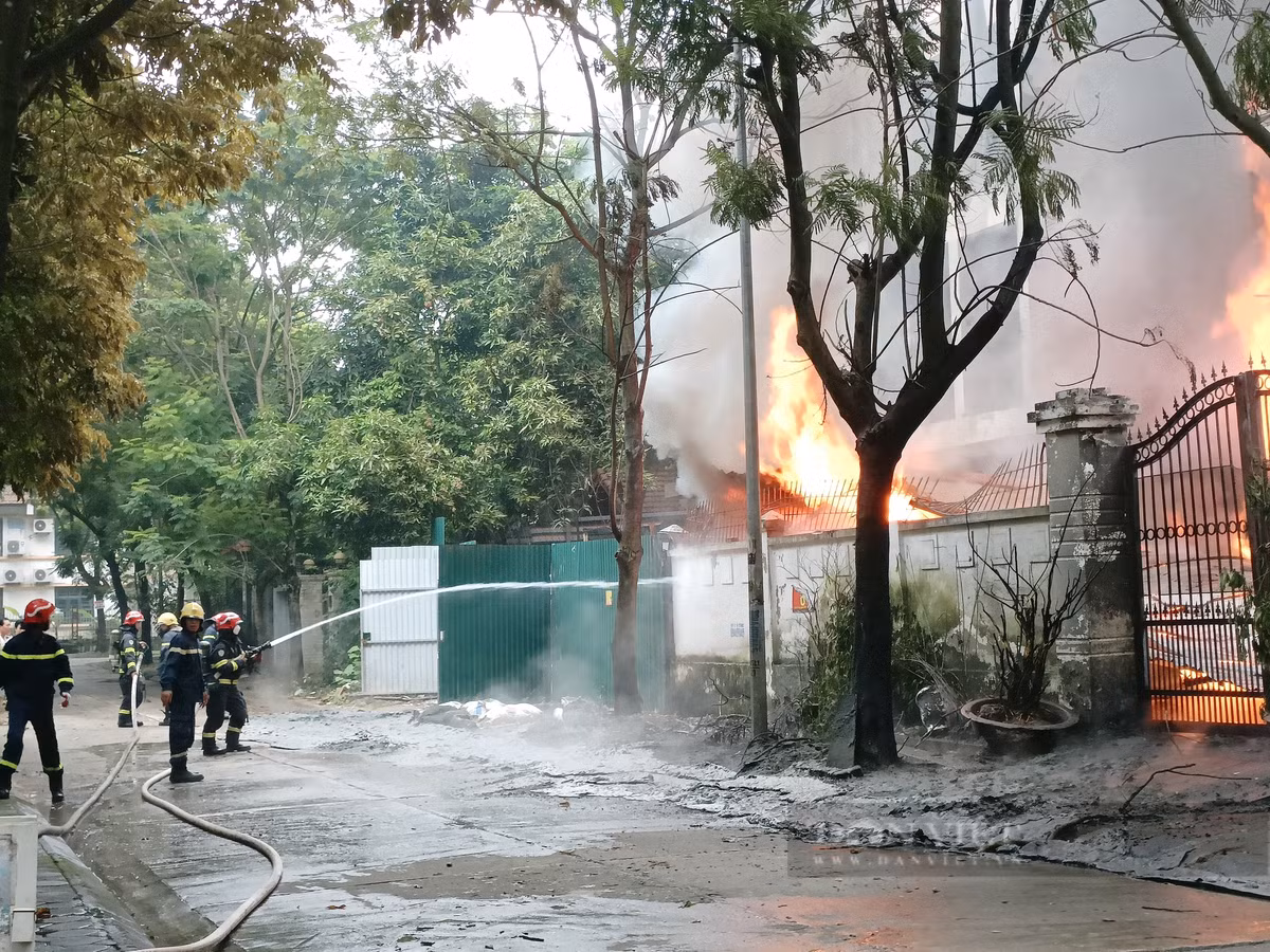 Đang cháy lớn tại xưởng nhựa ở Khu đô thị Pháp Vân, Hà Nội - Hình 7 Dang chay lon tai xuong nhua o Khu do thi Phap Van, Ha Noi-Hinh-7
