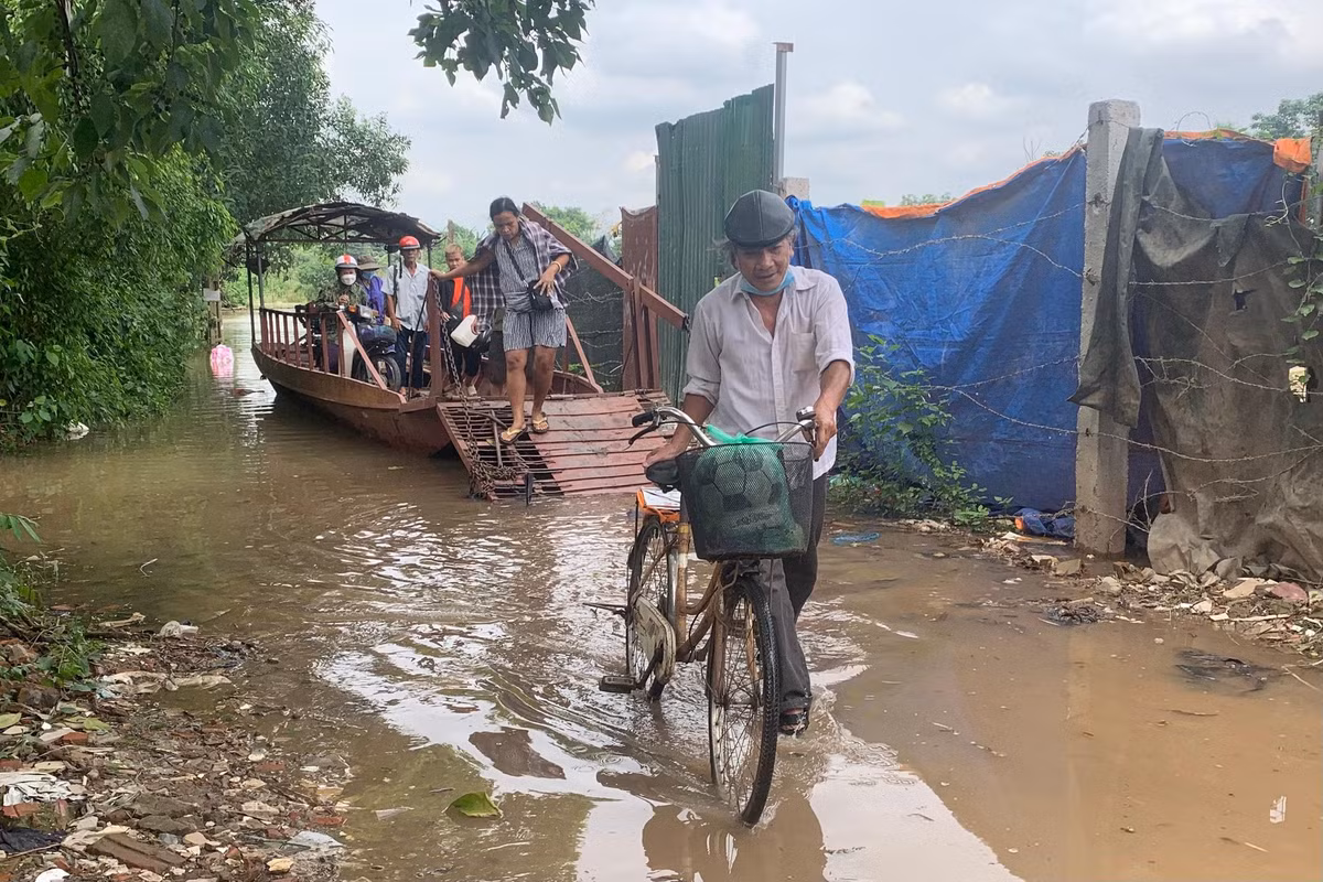 "Ba năm nay đoạn này mới ngập sâu như vậy, bên dưới nhiều cọc, đá hiểm trở nên bắt buộc phải đi đò, không có cách nào khác", một người dân sống tại bãi giữa cho biết.