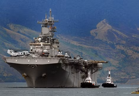 Tàu chiến Mỹ USS Essex neo đậu ở Vịnh Subic.