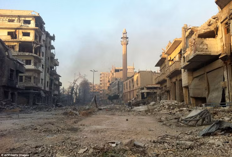 Homs là thành phố lớn thứ 3 của Syria và từng có dân số 650.000 người trước khi bị tàn phá bởi các cuộc giao tranh ác liệt giữa quân nổi dậy Syria và quân đội chính phủ Assad.
