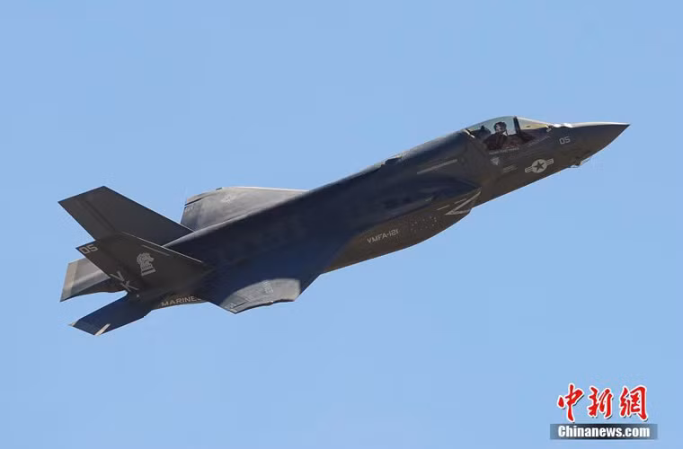 Trong ảnh, máy bay tiêm kích tàng hình tối tân F-35B của Lính thủy Đánh bộ Mỹ bay biểu diễn trên không.