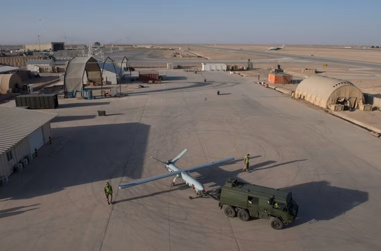 Đưa UAV ra đường băng chuẩn bị cho chuyến bay kiểm tra sau khi lắp ráp.