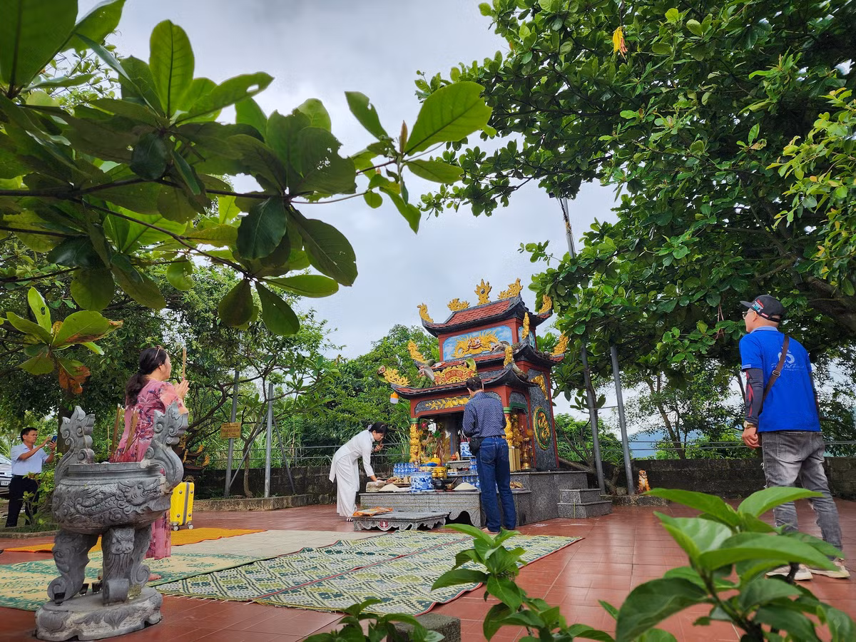 Đáng nói, ngay sát di tích, khoảng 7 năm trước, người dân còn tự ý xây 1 cái miếu lớn xâm phạm di tích, nhưng đã bị Cơ quan chức năng tỉnh Quảng Bình phát hiện, đập bỏ. Tại ngôi miếu này còn tồn lại phần móng, 1 cái am thờ, thi thoảng có đoàn người đến thắp hương, khấn bái.