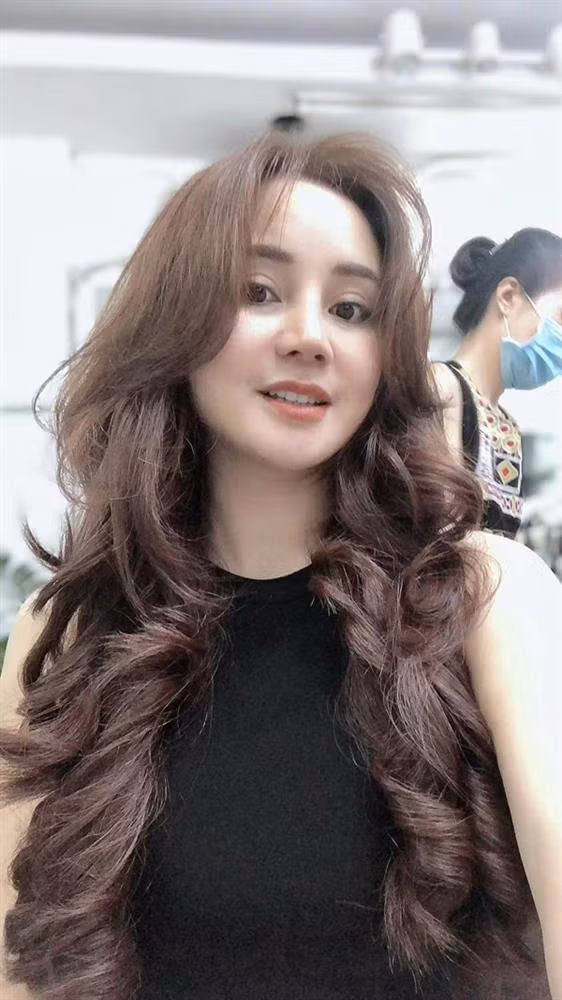 Có lúc cô khiến fan cảm thấy lạ lẫm khi khoe cận mặt với cánh mũi cao bất thường.