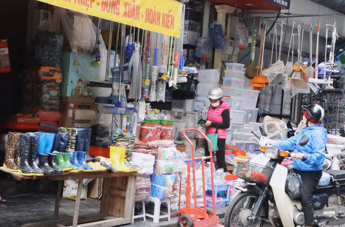 Hầu hết, trên các tuyến đường nội đô hiện nay đều xảy ra tình trạng tái chiếm lòng, lề đường.
