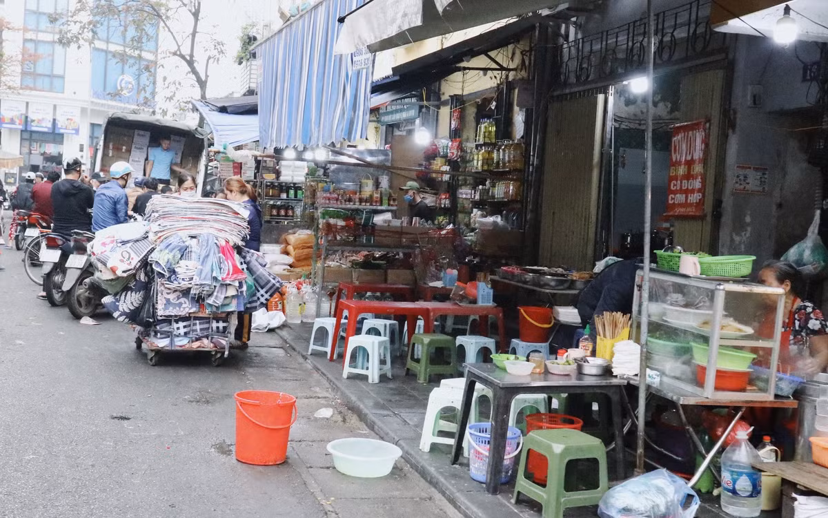 Hàng quán chạy dài, nối đuôi thi nhau "nuốt trọn" vỉa hè.