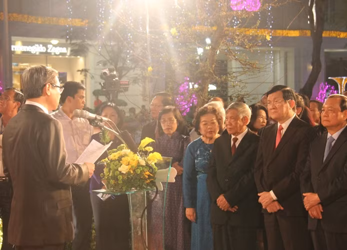 Đến tham dự lễ khai mạc đường hoa Nguyễn Huệ, người dân thành phố vô cùng vinh dự được đón tiếp nguyên Tổng bí thư Lê Khả Phiêu, Chủ tịch nước Trương Tấn Sang, nguyên Phó chủ tịch nước Trương Mỹ Hoa và các vị lãnh đạo Trung ương, TP HCM