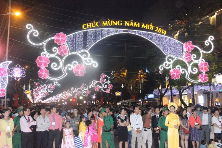 Hàng ngàn người dân thành phố háo hức chờ tham quan đường hoa