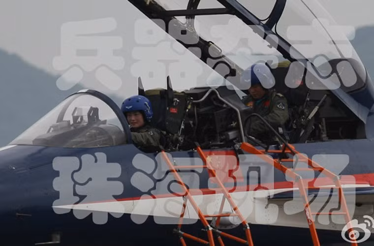 Đáng chú ý, một số hình ảnh cho thấy là các máy bay J-10A thuộc phi đội biểu diễn Bát Nhất của Không quân Trung Quốc dự Chu Hải Airshow 2014 sẽ do phi công nữ lái.
