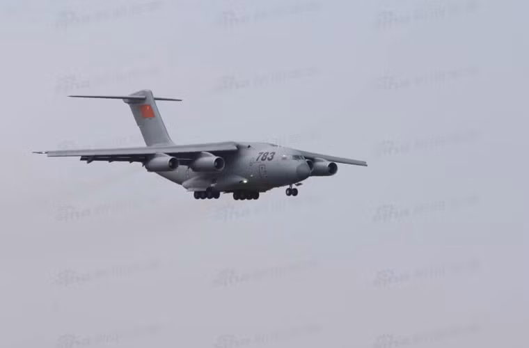 Đặc biệt, thay vì sử dụng màu sơn ngụy trang đen bạc, chiếc Y-20 xuất hiện với màu sơn mới.