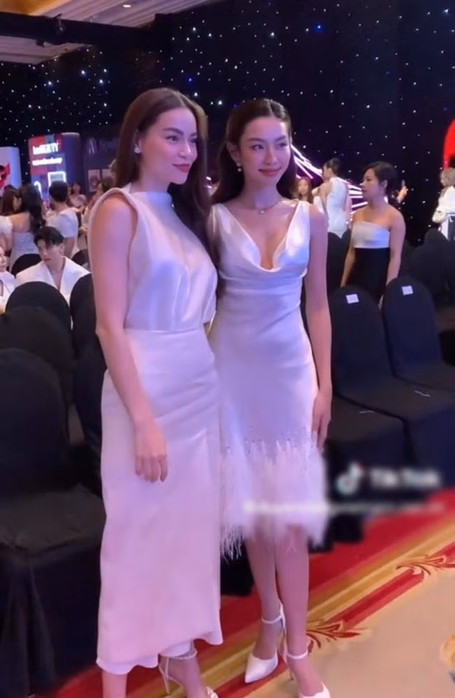 Trong sự kiện này, Hồ Ngọc Hà cũng tham dự nên hai người đẹp có dịp khoe sắc cùng nhau. Đều chọn váy lụa trắng, đều thả tóc xõa tự nhiên nhưng Hồ Ngọc Hà cùng Thùy Tiên vẫn khoe được khí chất khác biệt.