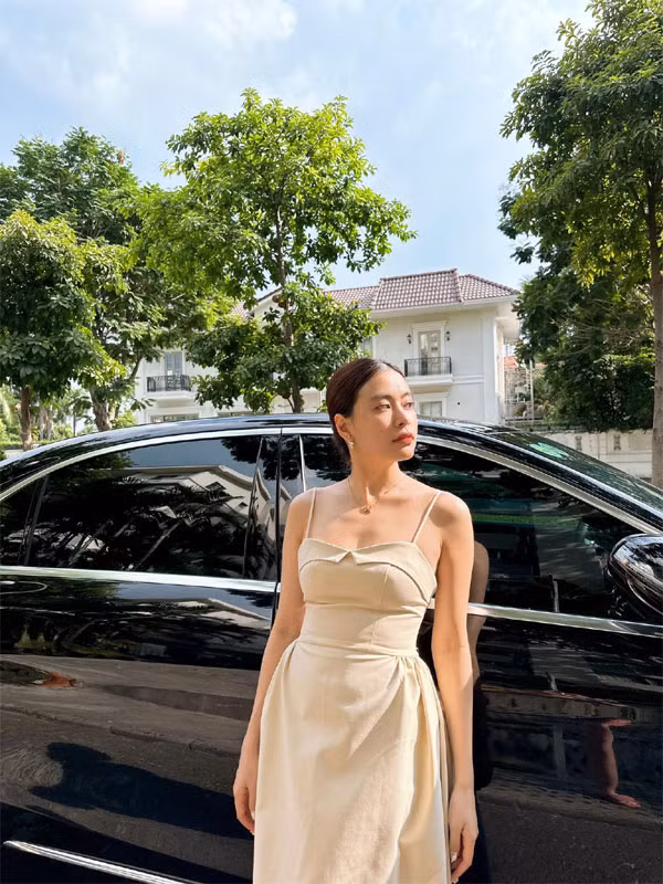 Ở tuổi 35, Hoàng Thùy Linh đang có một sự nghiệp nhiều người ước muốn. Sau khi trải qua biến cố trong quá khứ, nữ ca sĩ hiện tại vẫn độc thân, kín tiếng trong chuyện tình cảm. Một số khán giả bình luận ở nhiều diễn đàn nói rằng Hoàng Thùy Linh của hiện tại có tất cả, chỉ thiếu một tấm chồng!