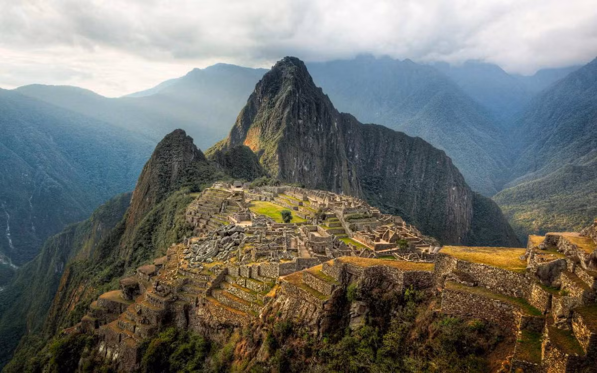 Nằm trên đỉnh núi Machu Picchu ở bang Aguas Calientes của Peru, thành phố cổ Machu Picchu là biểu tượng hoành tráng nhất còn sót lại của Inca - đế chế hùng mạnh bậc nhất Nam Mỹ thế kỷ 13-16. Ảnh: Travel + Leisure.