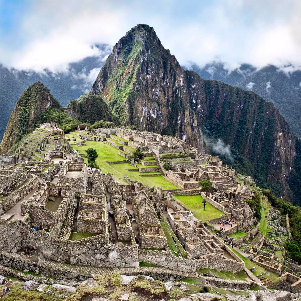 Các nhà sử học cho rằng thành phố này do vua Inca Pachacútec cho xây dựng từ khoảng năm 1450, sau khi ông đánh chiếm vùng đất này. Địa thế của Machu Picchu có lẽ đã khiến vị quốc vương Inca rất ấn tượng. Ảnh: Smithsonian Journeys.