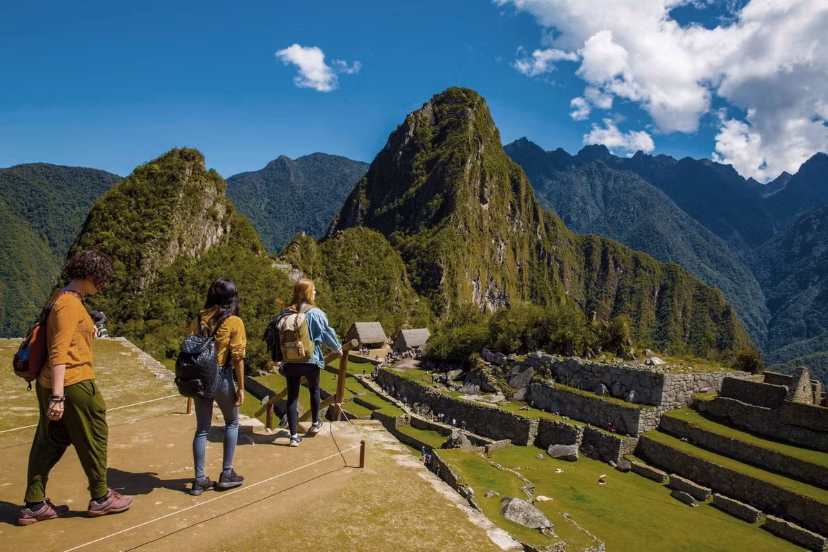 Tuy nhiên, sự phát triển du lịch cũng khiến Macchu Picchu đứng trước nguy cơ bị xâm hại nghiêm trọng. Vì vậy, UNESCO từng xem xét việc đưa địa điểm này vào danh sách các Di sản thế giới đang bị đe dọa. Ảnh: Gap 360.