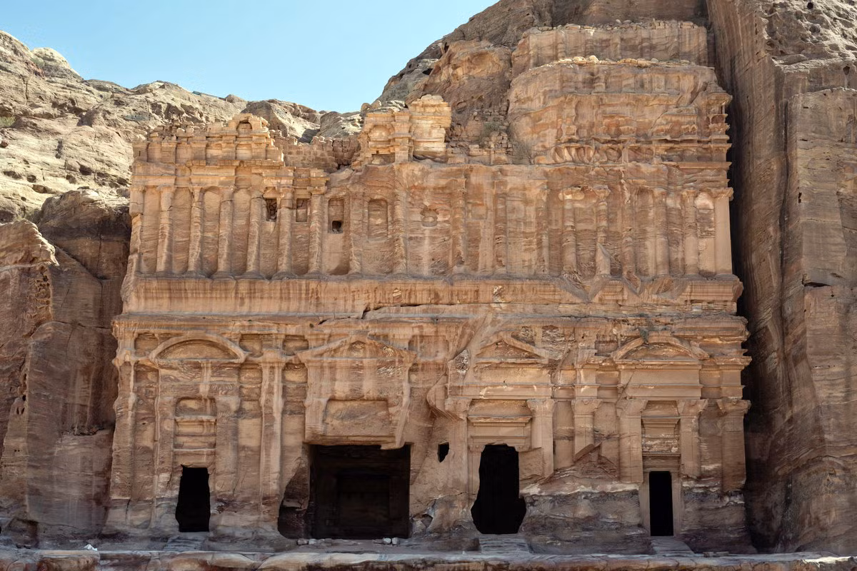 Theo các nhà nghiên cứu, Petra được người Nabataean - một dân tộc Ả Rập cổ đại - xây dựng từ khoảng năm 60-50 TCN. Ảnh: Lonely Planet.