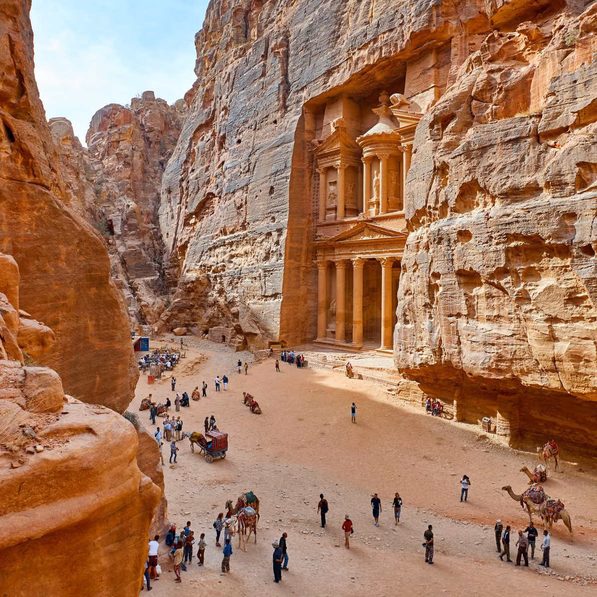 Không chỉ là chốn thờ tự thiêng liêng, Petra còn là một điểm dừng chân quan trọng của những đoàn lạc đà thương mại trên con đường nối liền ba châu lục Á - Âu - Phi. Ảnh: TravelAwaits.