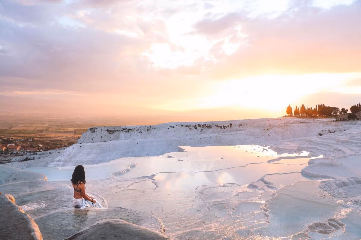 Không chỉ có giá trị cảnh quan, nước suối khoáng ở Pamukkale còn có công dụng y học rất cao. Ảnh: Hürriyet Daily News.