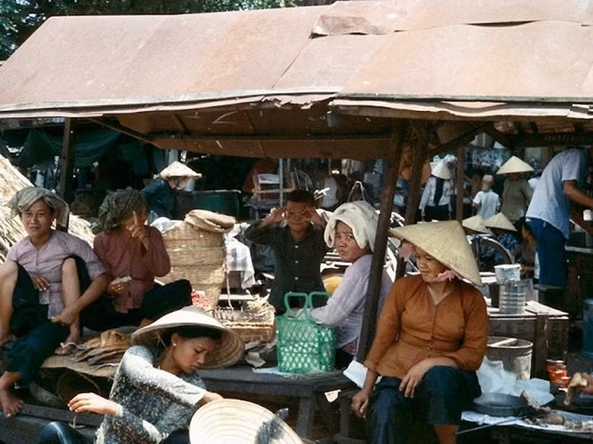 Những người buôn bán ở một khu chợ.