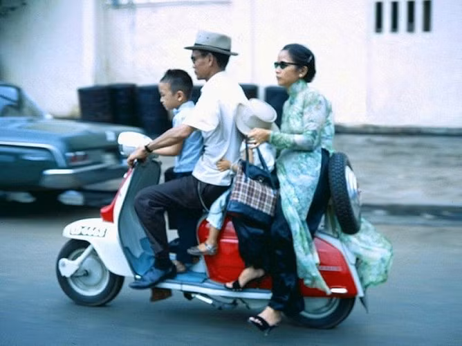 Một gia đình trên xe máy.