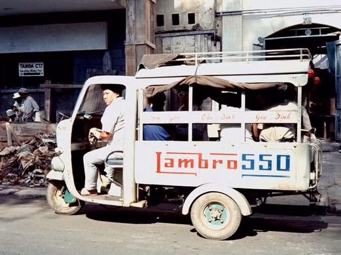 Xe lam chở khách trên đường phố Sài Gòn.