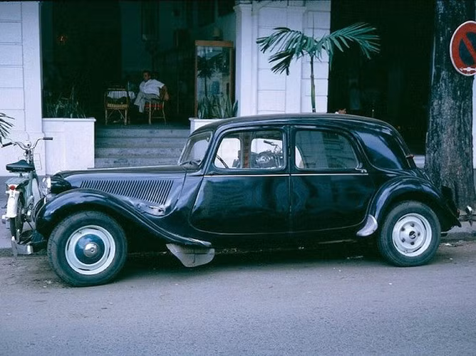 Chiếc xe Citroen đậu bên ngoài quán cà phê.