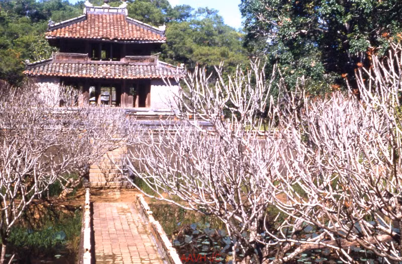 Phía sau Hoằng Trạch Môn là hồ Trừng Minh. Ba chiếc cầu Tả Phù (trái), Trung Đạo (giữa), Hữu Bật (phải) bắc qua hồ dẫn đến Minh Lâu, một tòa lầu nằm trên quả đồi có tên là Tam Tài Sơn.