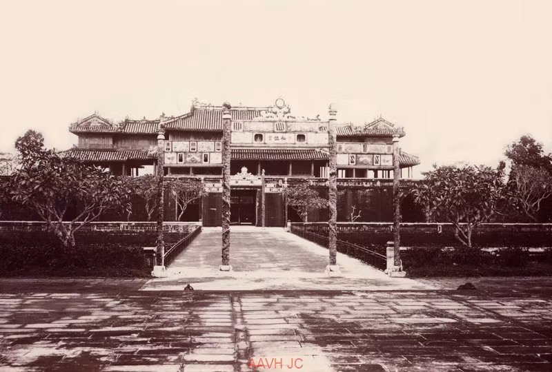 Cầu Trung Đạo và Ngọ Môn ở Hoàng thành Huế năm 1935. Ảnh: Aavh.org.