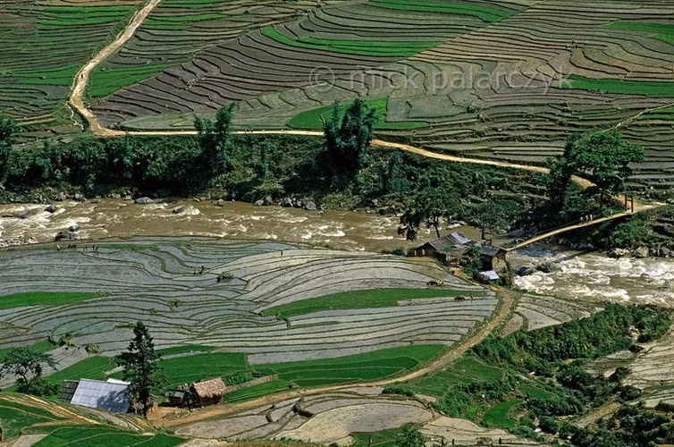 Suối Mường Hoa cắt ngang đường tới bản Lao Chải, Sapa.