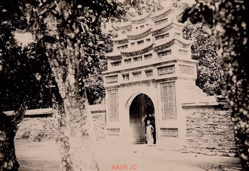 Cổng lăng vua Tự Đức.