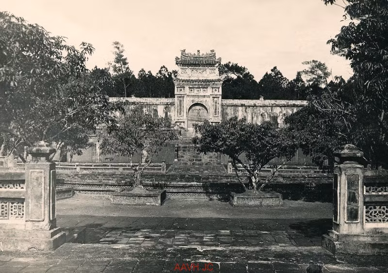 Khu Bửu thành ở lăng vua Tự Đức.