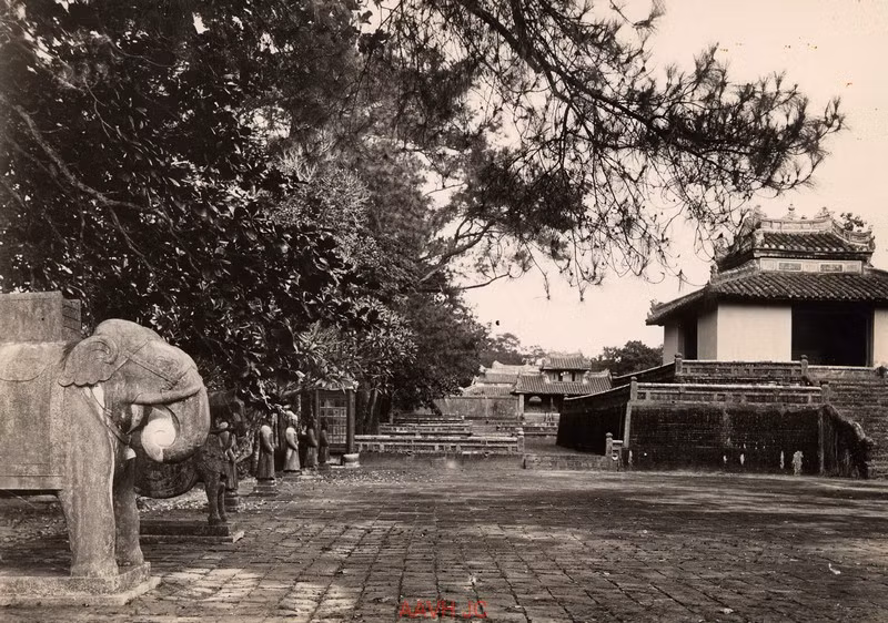 Sân chầu ở lăng vua Minh Mạng.