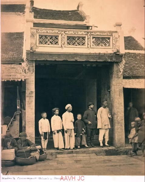 Bên ngoài một ngôi nhà của thương nhân Hoa kiều ở Hà Nội năm 1885.