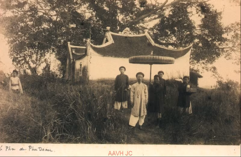 Ông quan và người hầu ở Phủ Đoan (Phú Thọ).